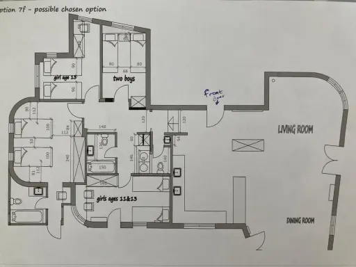 Szerokość korytarza w domu jest kluczowa dla komfortu. Na planie widać różne wymiary, np. 120 cm przy wejściu do salonu.