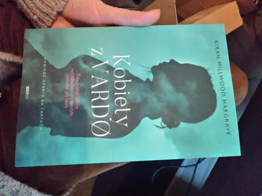 Okładka książki "Kobiety z Vardo" z sylwetką kobiety. Opowiada o oskarżeniach o czary.
