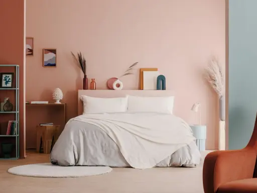 Camera da letto con pareti rosa e turchesi, un letto accogliente e decorazioni che evocano i colori della cromoterapia.