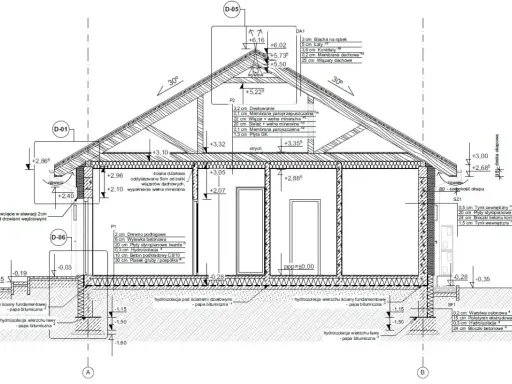 Przekrój przez budynek, szczegółowy projekt architektoniczno budowlany z opisem warstw izolacji i konstrukcji.