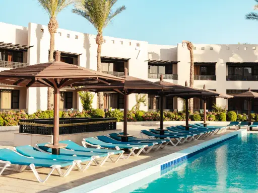Basen i leżaki w Blend Club Aqua Resort. Opinie o tym miejscu są zazwyczaj pozytywne, a widok ten zachęca do relaksu.