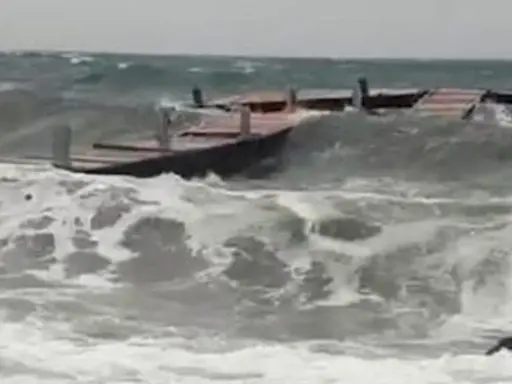 Un ponton endommagé par la tempête en Sardaigne, balloté par les vagues déchaînées.