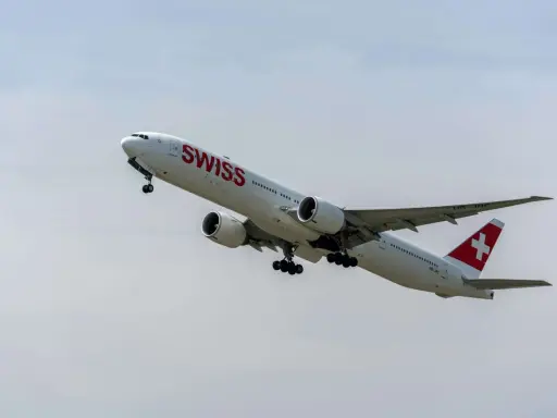 Samolot SWISS wznosi się w powietrze. Zastanawiasz się nad swiss bagaż podręczny wymiary?