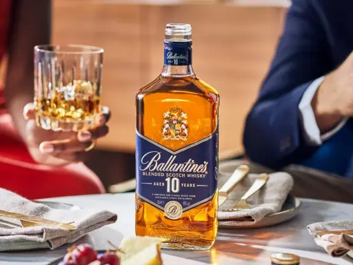 Elegancka butelka Ballantine's Aged 10 Years, idealna na specjalne okazje. Ten single malt whisky czeka na degustację.