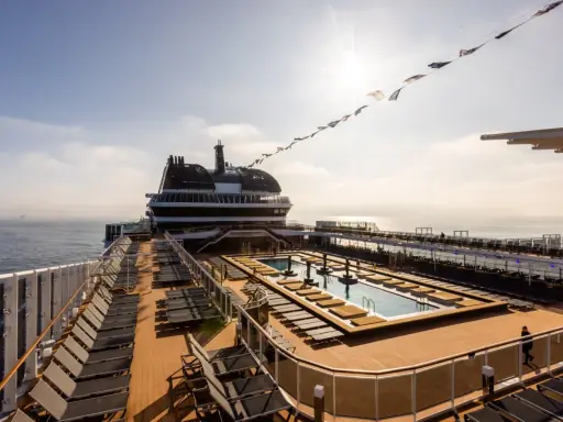 Ponte piscina e prendisole sul ponte superiore della MSC Euribia, una nave da crociera di grande lunghezza.