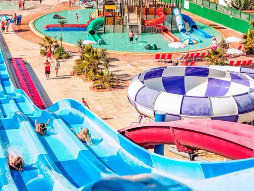 ¡Diversión acuática en Ibiza con niños! Toboganes azules y una piscina de olas para disfrutar del verano.