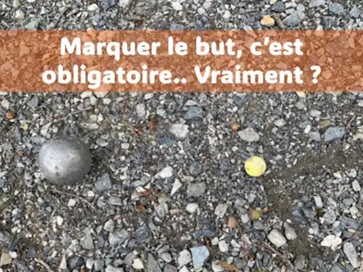 Une boule de pétanque et un cochonnet sur un terrain caillouteux. Le texte interroge : pourquoi marquer le cochonnet à la pétanque ? Est-ce vraiment obligatoire ?
