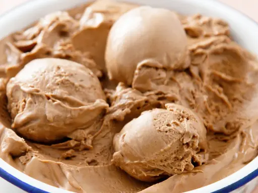 Pyszne lody z serka wiejskiego, idealne na deser. Kremowe, czekoladowe, rozpływające się w ustach.