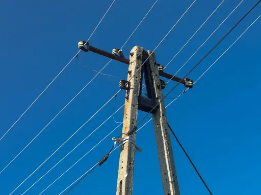 Słupy energetyczne na działce. Dowiedz się, ile wynosi odszkodowanie za słupy energetyczne na działce i jakie są zasady ich posadowienia.