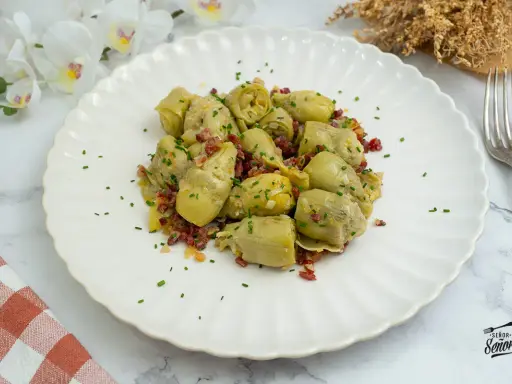 Alcachofas de bote salteadas con jamón y cebolla, un plato sencillo y delicioso. ¡Perfecto para tus recetas con alcachofas de bote!