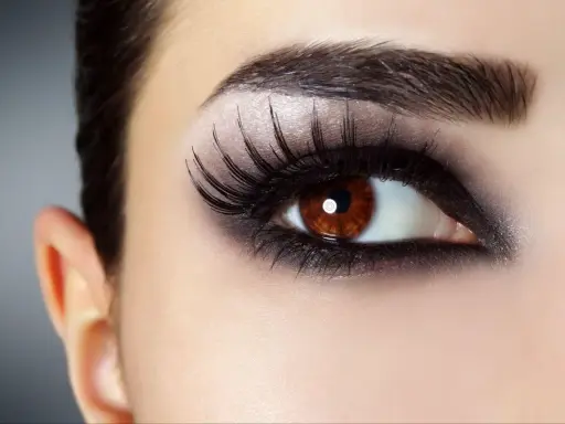Ojo con dramáticas combinaciones sombra delineador ojos, pestañas postizas y cejas definidas.