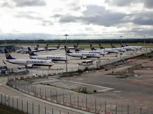 Wiele samolotów Ryanair na płycie lotniska, gotowych do lotów Gdańsk-Newcastle.