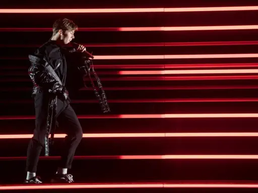 Benjamin Ingrosso på scenen med rött ljus som bakgrund, redo för Eurovision.