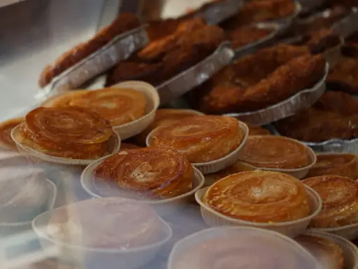 Délicieuses pâtisseries feuilletées, une spécialité culinaire d'Île-de-France, dorées et caramélisées.