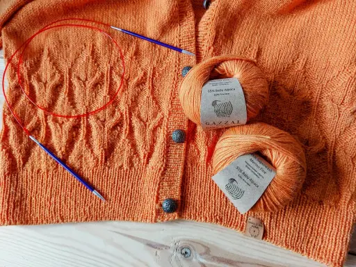 Pomarańczowy sweter z pięknymi wzorami na drutach, włóczka baby alpaca i druty.