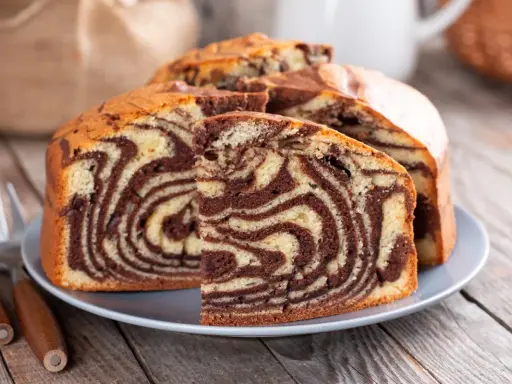 Pyszne ciasto zebra, idealne na rodzinne popołudnie. Ten przepis na ciasto jest prosty i szybki.