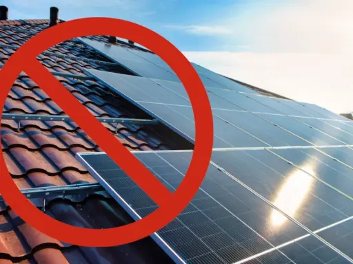 Rött stopptecken över solpaneler på ett tak. Ett svea solar problem som hindrar installationen.