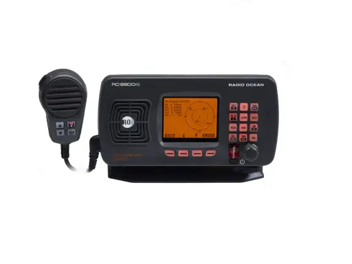 Radio Ocean RO6800 AIS, une radio marine VHF DSC avec fonction AIS. Le microphone est prêt pour la communication.