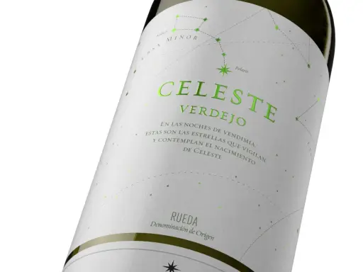 Botella de vino Celeste Verdejo, con diseño de constelaciones. Opiniones sobre este vino son muy positivas.