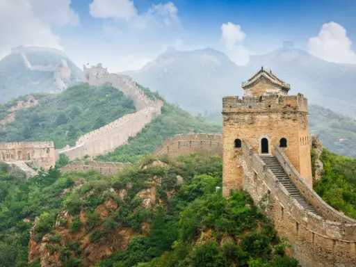 Wielki Mur Chiński, symbol historii i potęgi. Dziś, jak internet w Chinach, łączy odległe zakątki.