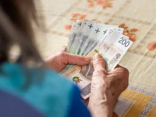 Dłonie liczą banknoty 200 zł. Czy to wystarczy na emeryturę po 20 latach pracy?