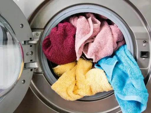 Kolorowe ręczniki w pralce. Dowiedz się, jak prać ręczniki żeby nie śmierdziały i cieszyć się świeżością.