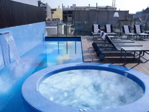 Axel Hotel Berlin: Inklusiver Gay-Hotspot mit Rooftop-Bar & Spa