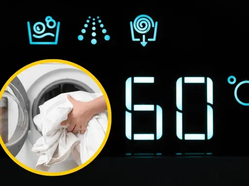 W jakiej temperaturze prać bawełnę? Na wyświetlaczu pralki 60°C, a ręka wkłada białe pranie.