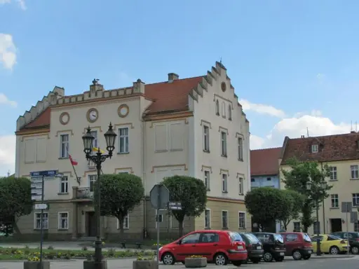 Rynek w Pyskowicach z ratuszem i innymi zabytkowymi kamienicami to jedne z głównych atrakcji miasta.