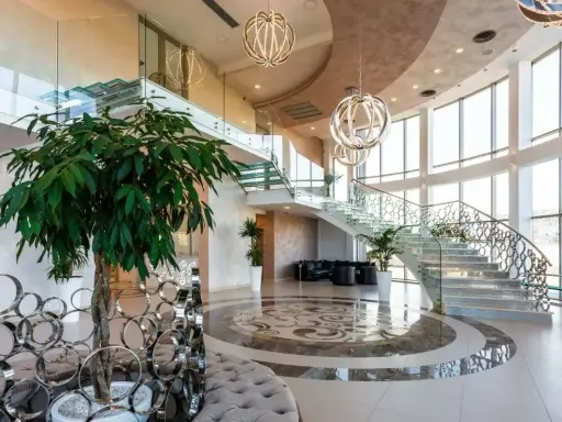 Luksusowe wnętrze z kaskadowymi schodami, szklanymi balustradami i designerskimi lampami. To z pewnością najdroższy hotel na świecie, gdzie każdy detal krzyczy o bogactwie.