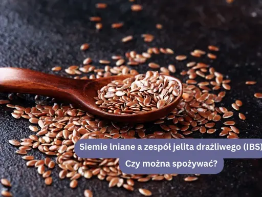 Łyżka pełna siemienia lnianego rozsypanego na ciemnym tle. Siemię lniane na jelita - wsparcie dla układu trawiennego.