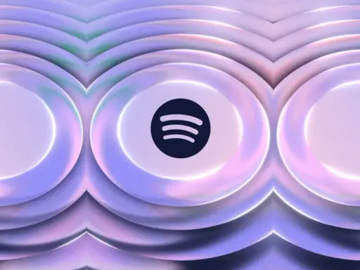 Spotify-logotypen i mitten av en abstrakt, vågig bakgrund i lila och rosa toner. Tänk dig ljudvågor som ger en känsla av spotify hifi.