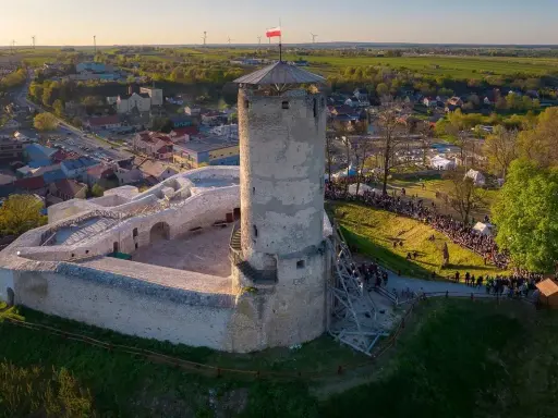 Iłża zamek z wieżą i murami obronnymi, otoczony przez tłumy ludzi podczas wydarzenia.