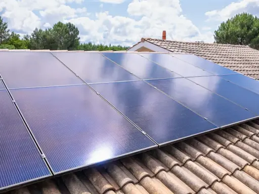 Panneaux solaires sur un toit de tuiles, prêts pour la déclaration de production d'énergie verte.