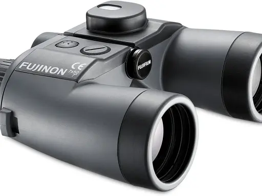 Jumelles Fujinon 7x50 : le 7x signifie grossissement 7 fois, le 50 indique le diamètre des lentilles en mm pour une meilleure luminosité.