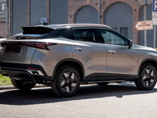 Nowoczesny OMODA 5 w miejskim otoczeniu. Zastanawiasz się nad jego spalaniem? Ten SUV oferuje stylowy wygląd i ciekawe osiągi.