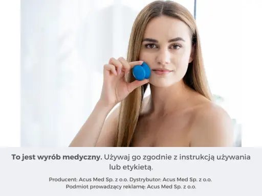 Kobieta prezentuje bańki do masażu twarzy. Dowiedz się, masaż twarzy bańką chińską jak często go wykonywać dla najlepszych efektów.