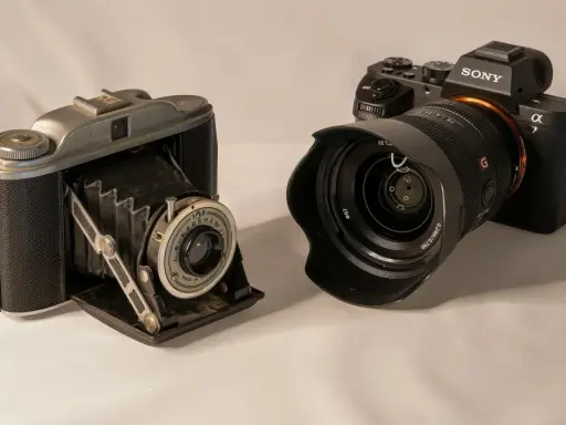 Stary aparat mieszkowy obok nowoczesnego Sony Alpha. Jaki aparat na początek? Oba są ciekawe.