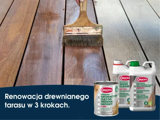 Renowacja drewnianego tarasu z Owatrol. Pędzel nakłada olej na deski, przywracając im blask.