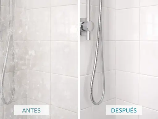Comparativa de azulejos de baño: antes con cal incrustada y después, limpios y brillantes. Aprende como quitar la cal de los azulejos del baño.