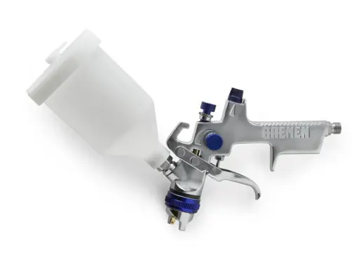 Pistola de limpieza con depósito blanco y cuerpo metálico con detalles azules. Ideal para trabajos de pintura y limpieza.