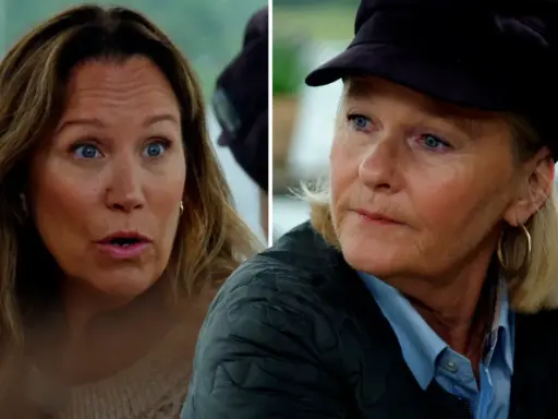Två kvinnor, en med förvånat uttryck och blont hår, den andra med keps och en fundersam blick. Kanske en del av en kärleksfull familj.