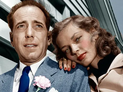 Humphrey Bogart i jego żona Lauren Bacall, ikony kina, w czułym uścisku.