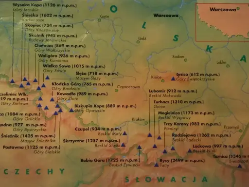 Mapa przedstawia korona gór polskich szczyty, od Karkonoszy po Bieszczady, z zaznaczonymi wysokościami i pasmami.