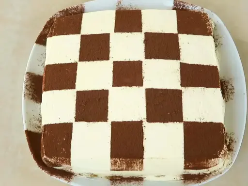 Tiramisù con decorazione a scacchiera, un'idea golosa per la ricetta Benedetta.