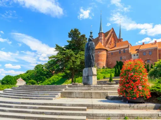 Frombork: Kopernik, katedra i piękne schody. Idealne miejsce na spacer i odkrywanie historii, świetne atrakcje dla dzieci.