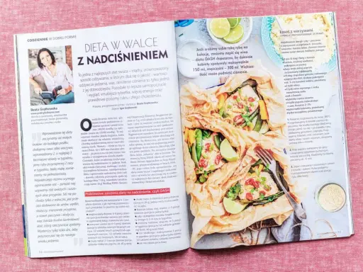 Łosoś z warzywami, danie zgodne z dietą DASH, to zdrowa i smaczna propozycja na obiad.