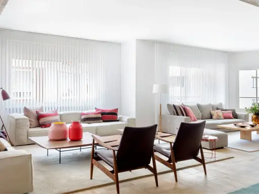 Modern living room with sofas, coffee tables, and lamps. Ideal inspiration for cuanto cuesta reformar una casa de 150 metros.