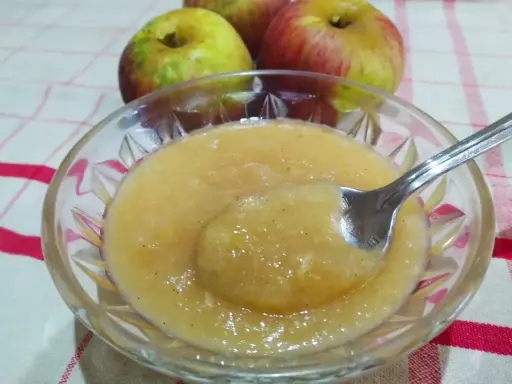 Compote de pommes maison, une recette simple et saine. Parfait pour un dessert léger, cette compote pomme sans sucre sans beurre est un délice.