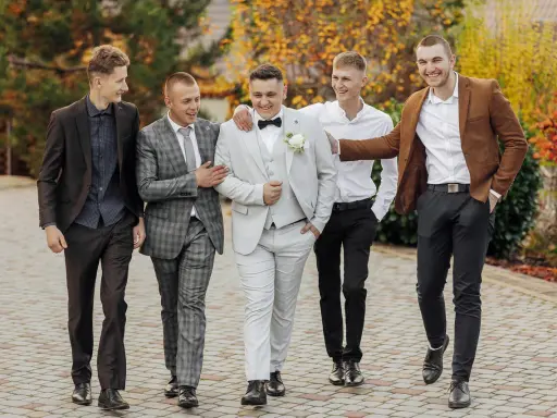 Panowie w garniturach na wesele w październiku. Eleganckie stylizacje na jesienne przyjęcie.